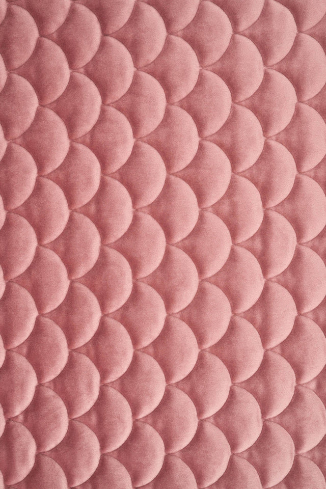 Støvet gammelrosa magic velvet 3D – quiltet velour med skælmønster, metervare til erhverv (billede 2 af 8)