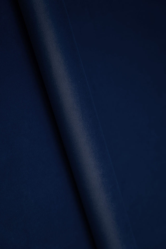 Dyb marineblå smart velvet møbelvelour – slidstærk & petproof, metervare til erhverv (billede 1 af 4)