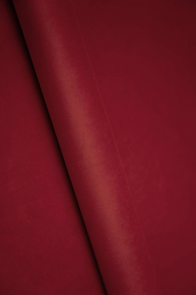 Dyb bordeaux smart velvet møbelvelour – slidstærk & petproof, metervare til erhverv (billede 1 af 4)