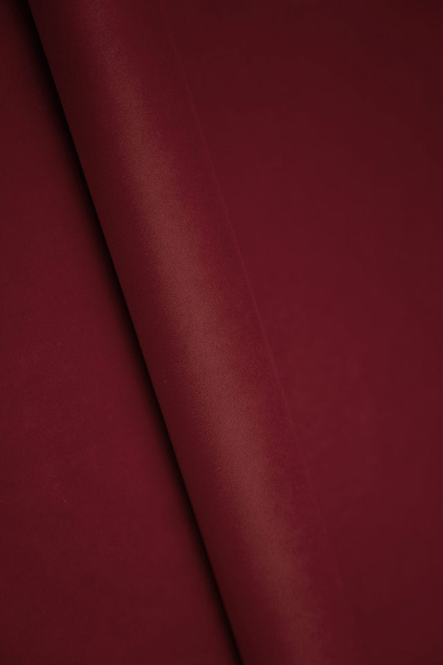 Dyb bordeauxrød smart velvet møbelvelour – slidstærk & petproof, metervare til erhverv (billede 1 af 4)