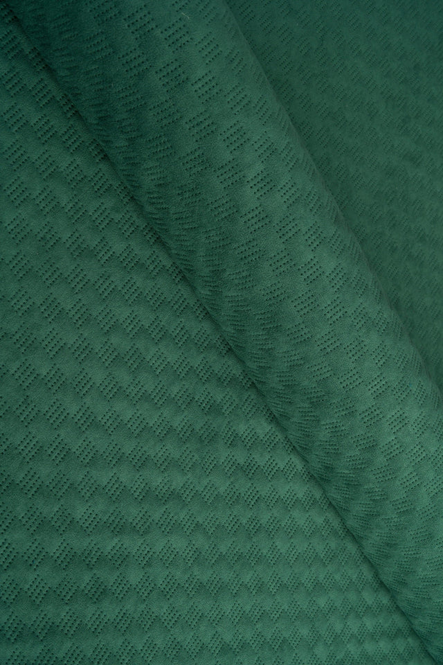 Dæmpet grangrøn Uttario velvet 3D – quiltet velour med fint bølgemønster, metervare til erhverv (billede 1 af 3)