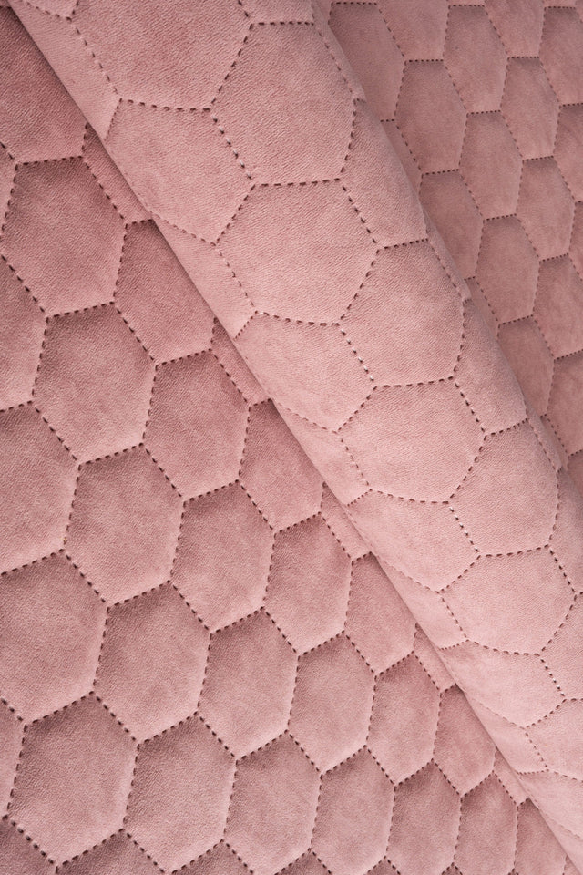 Blød koralrosa Uttario velvet 3D – quiltet velour med sekskantmønster, metervare til erhverv (billede 1 af 3)