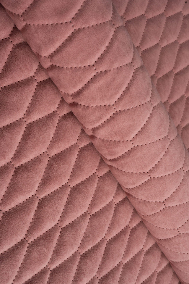 Blød koralrosa Uttario velvet 3D – quiltet velour med bladmønster, metervare til erhverv (billede 1 af 3)