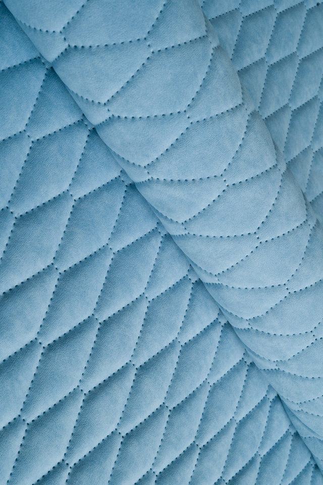 Lys himmelblå Uttario velvet 3D – quiltet velour med bladmønster, metervare til erhverv (billede 1 af 3)