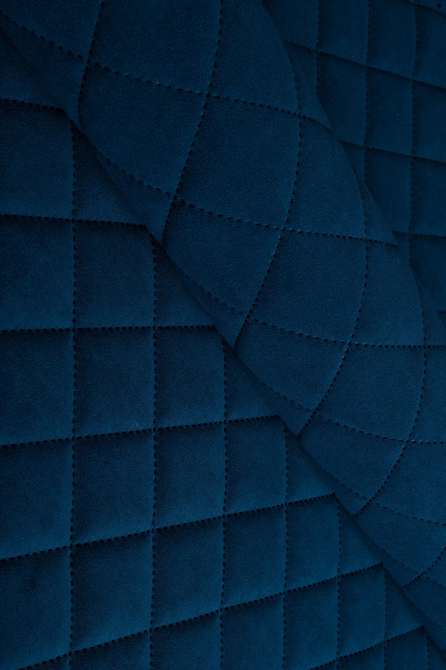 Mørk safirblå Uttario velvet 3D – quiltet velour med viftemønster, metervare til erhverv (billede 1 af 3)