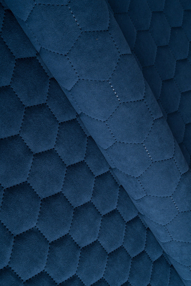 Mørk safirblå Uttario velvet 3D – quiltet velour med sekskantmønster, metervare til erhverv (billede 1 af 3)