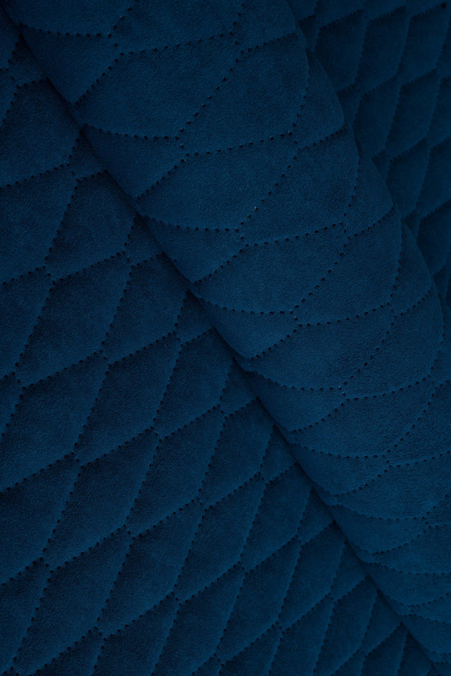 Mørk safirblå Uttario velvet 3D – quiltet velour med bladmønster, metervare til erhverv (billede 1 af 3)