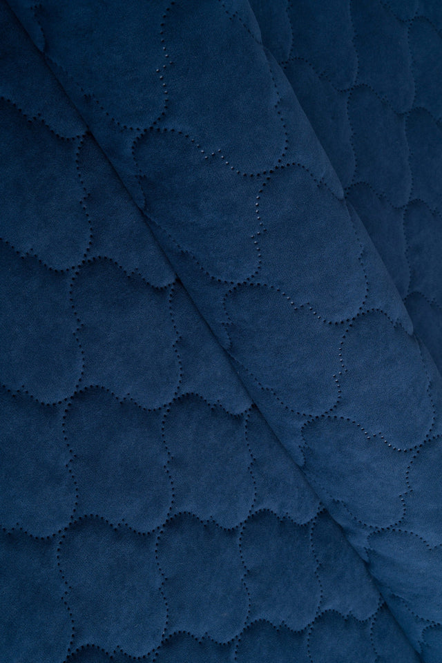 Mørk safirblå Uttario velvet 3D – quiltet velour med boblemønster, metervare til erhverv (billede 1 af 3)