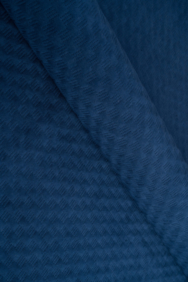 Mørk safirblå Uttario velvet 3D – quiltet velour med fint bølgemønster, metervare til erhverv (billede 1 af 3)