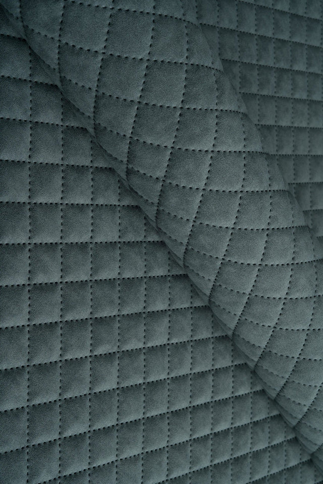 Mørk stormgrå Uttario velvet 3D – quiltet velour med rudemønster, metervare til erhverv (billede 1 af 3)