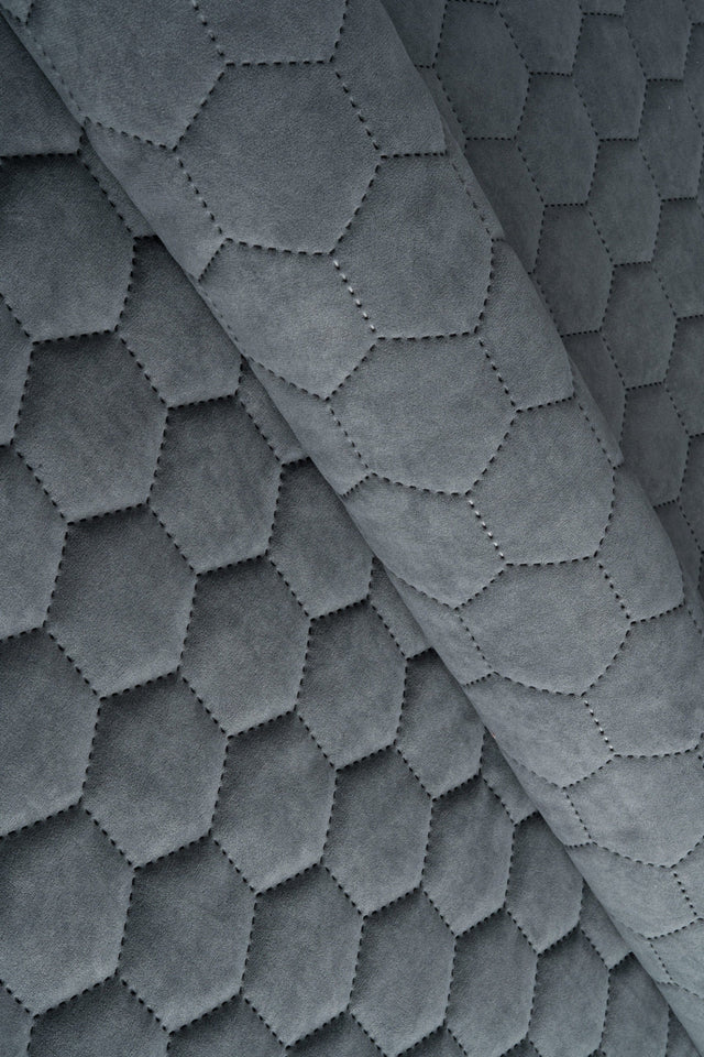 Mørk stormgrå Uttario velvet 3D – quiltet velour med sekskantmønster, metervare til erhverv (billede 1 af 3)