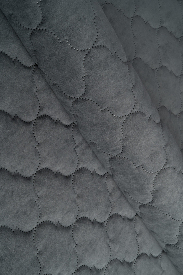 Mørk stormgrå Uttario velvet 3D – quiltet velour med boblemønster, metervare til erhverv (billede 1 af 3)