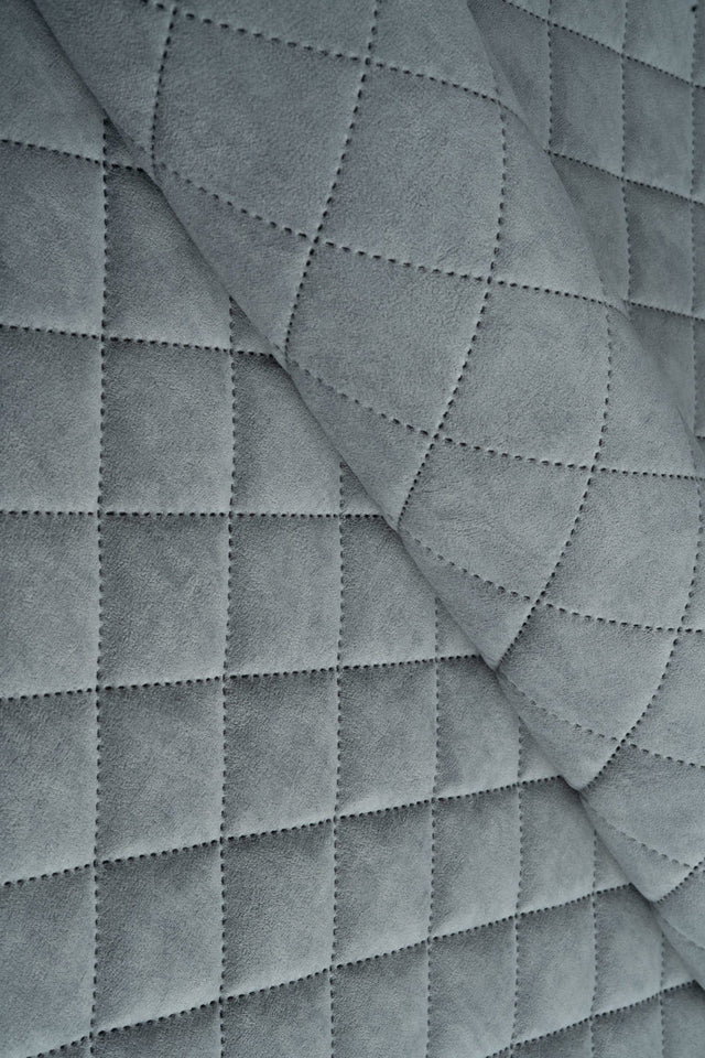 Lys tågegrå Uttario velvet 3D – quiltet velour med viftemønster, metervare til erhverv (billede 1 af 3)