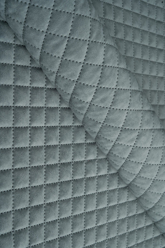 Lys tågegrå Uttario velvet 3D – quiltet velour med rudemønster, metervare til erhverv (billede 1 af 3)