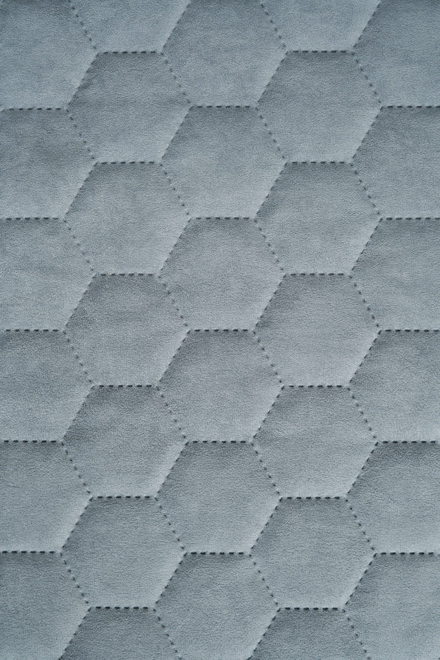 Lys tågegrå Uttario velvet 3D – quiltet velour med sekskantmønster, metervare til erhverv (billede 2 af 3)