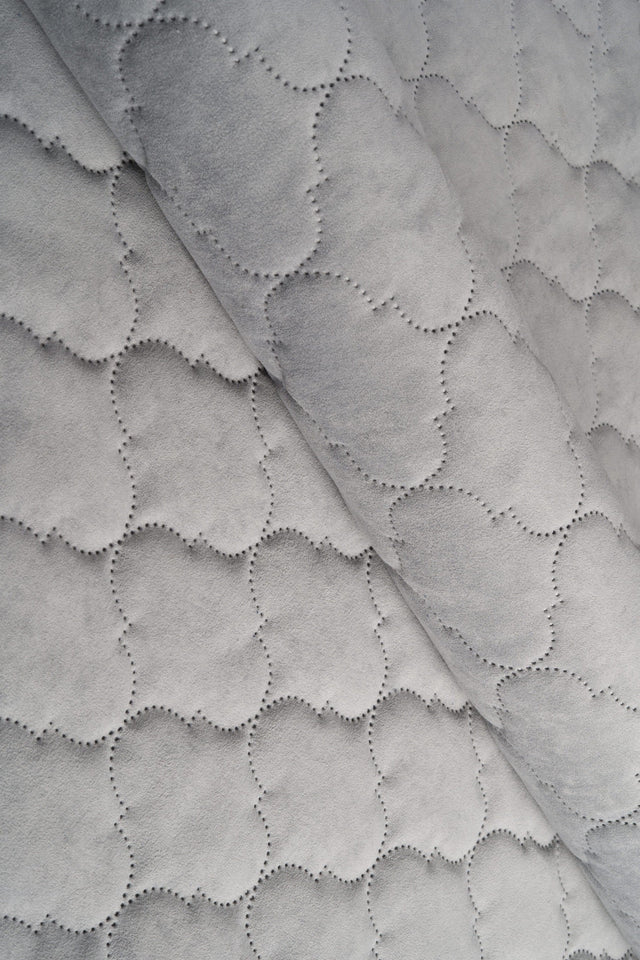 Lys tågegrå Uttario velvet 3D – quiltet velour med boblemønster, metervare til erhverv (billede 1 af 3)