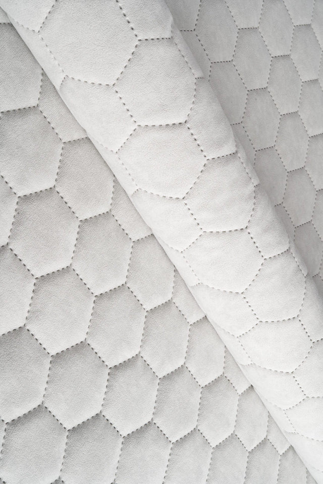 Sart isgrå Uttario velvet 3D – quiltet velour med sekskantmønster, metervare til erhverv (billede 1 af 3)