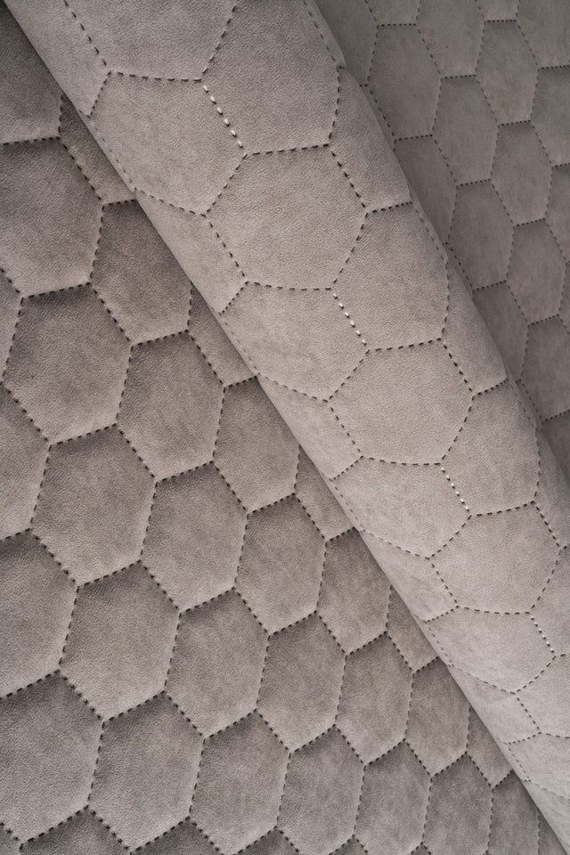 Varm drivtømmergrå Uttario velvet 3D – quiltet velour med sekskantmønster, metervare til erhverv (billede 1 af 3)