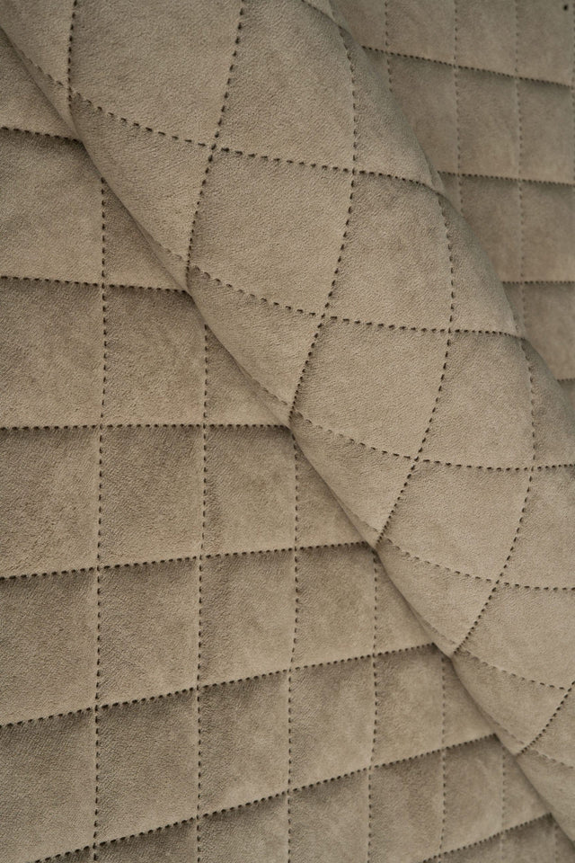 Lun klitbeige Uttario velvet 3D – quiltet velour med viftemønster, metervare til erhverv (billede 1 af 3)