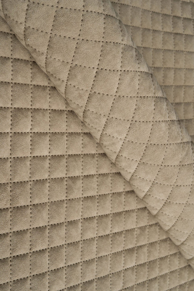 Lun klitbeige Uttario velvet 3D – quiltet velour med rudemønster, metervare til erhverv (billede 1 af 3)