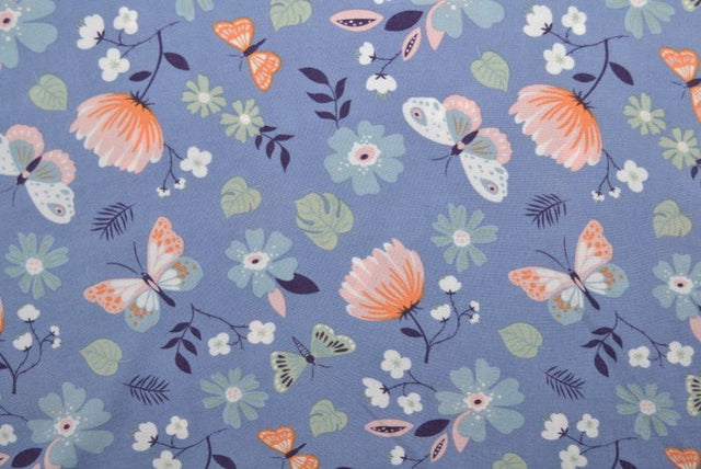 Blåt viskose stof med blomster og sommerfugle print – let fald & elegant mat glans, metervare til erhverv (billede 2 af 5)