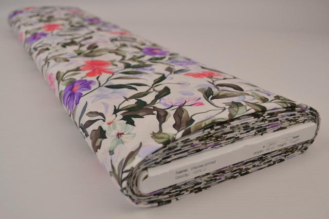 Viskose stof med botanisk blomsterprint – hvid, lilla & pink, metervare til erhverv (billede 2 af 9)