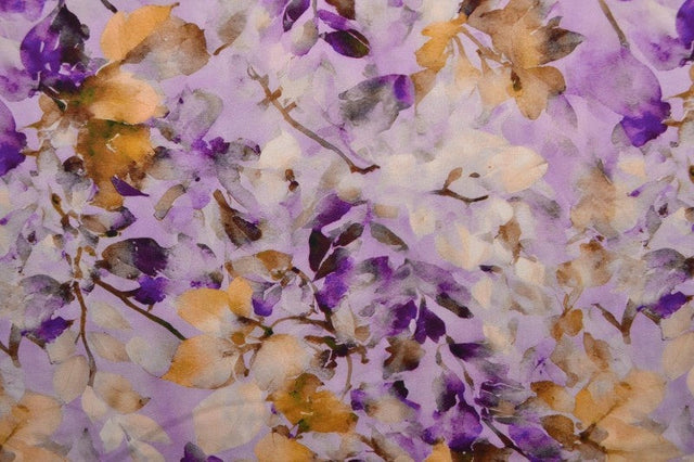 Viskose stof med akvarel blomsterprint – lilla & guld, metervare til erhverv (billede 3 af 9)