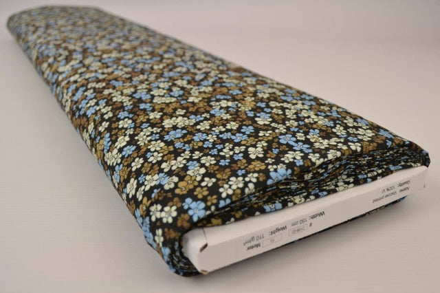 Viskose stof med småt blomsterprint – sort, blå & karry, metervare til erhverv (billede 2 af 9)