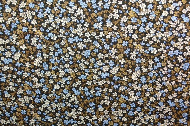 Viskose stof med småt blomsterprint – sort, blå & karry, metervare til erhverv (billede 3 af 9)