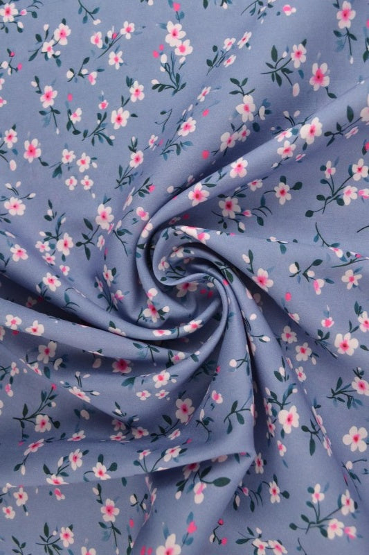 Viskose stof med småt blomsterprint – lyseblå & pink, metervare til erhverv (billede 1 af 9)