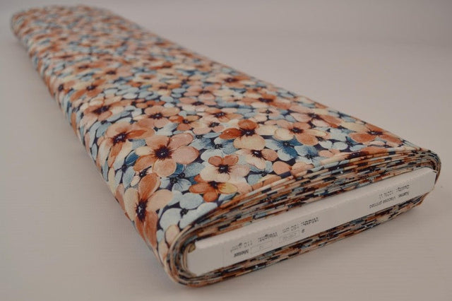 Viskose stof med akvarel blomsterprint – creme, orange & blå, metervare til erhverv (billede 2 af 9)