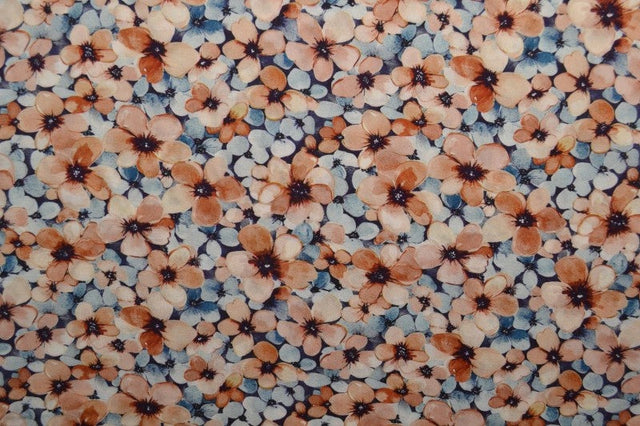 Viskose stof med akvarel blomsterprint – creme, orange & blå, metervare til erhverv (billede 3 af 9)