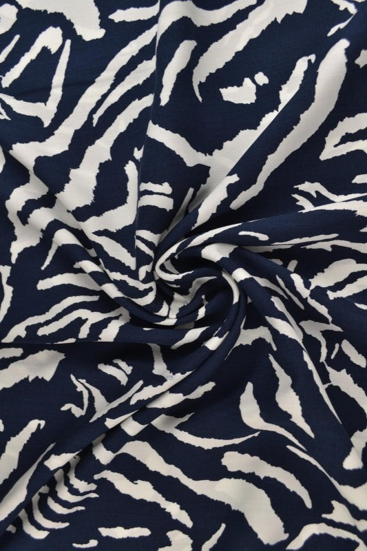 Viskose stof med abstrakt zebraprint – marineblå & hvid, metervare til erhverv (billede 1 af 9)