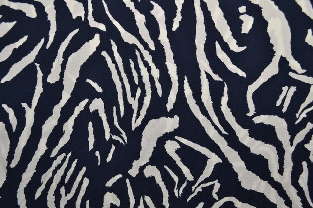 Viskose stof med abstrakt zebraprint – marineblå & hvid, metervare til erhverv (billede 3 af 9)