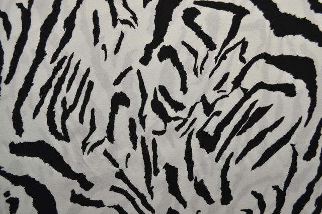 Viskose stof med abstrakt zebraprint – sort & grå, metervare til erhverv (billede 3 af 9)