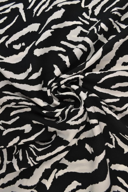 Viskose stof med abstrakt zebraprint – beige & brun, metervare til erhverv (billede 1 af 9)