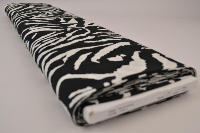 Viskose stof med abstrakt zebraprint – beige & brun, metervare til erhverv (billede 2 af 9)