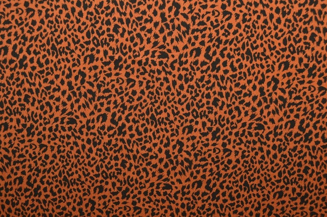 Viskose stof med mini leopardprint – kobber & sort, metervare til erhverv (billede 3 af 9)
