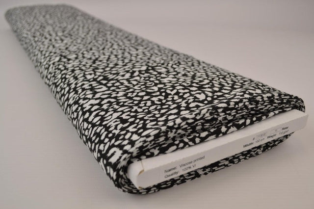 Viskose stof med mini leopardprint – sort & hvid, metervare til erhverv (billede 2 af 9)
