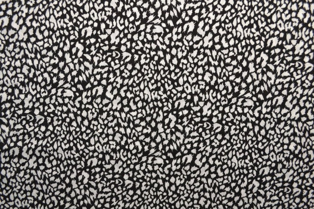 Viskose stof med mini leopardprint – sort & hvid, metervare til erhverv (billede 3 af 9)