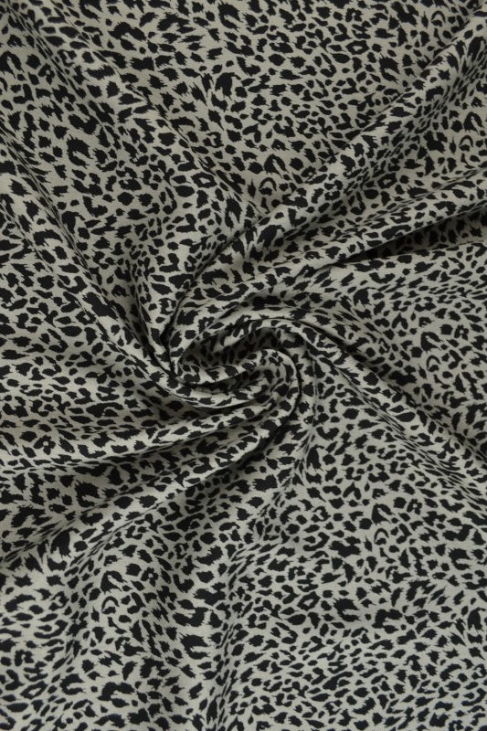 Viskose stof med mini leopardprint – grå & sort, metervare til erhverv (billede 1 af 9)