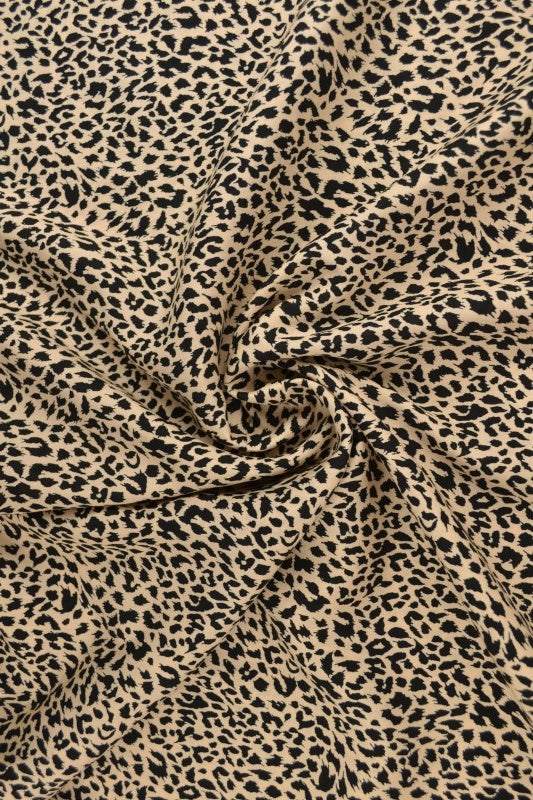 Viskose stof med mini leopardprint – beige & sort, metervare til erhverv (billede 1 af 9)