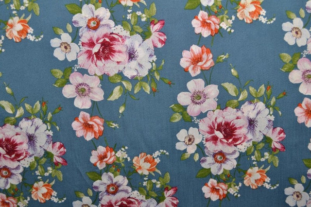 Viskose stof med romantisk blomsterprint – blågrå & flerfarvet, metervare til erhverv (billede 3 af 9)