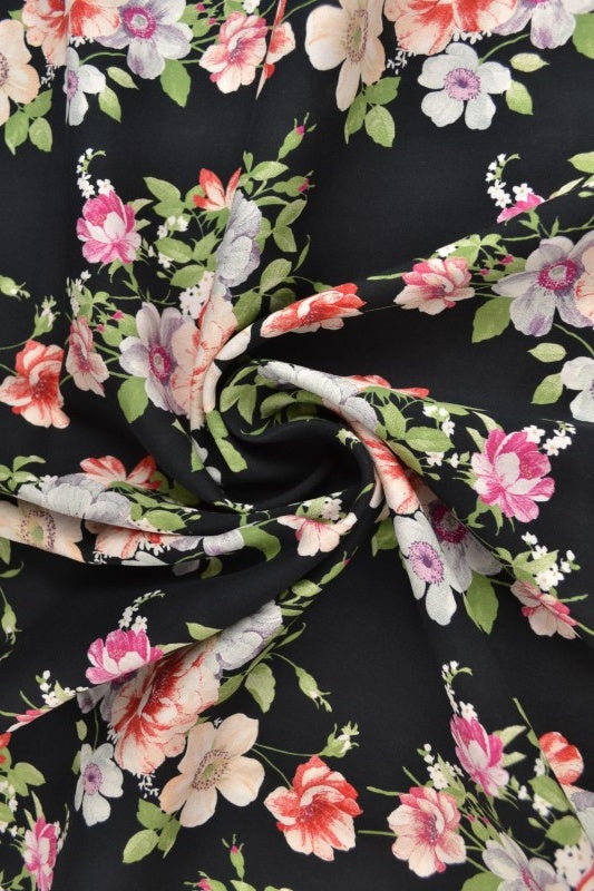 Viskose stof med romantisk blomsterprint – sort & flerfarvet, metervare til erhverv (billede 1 af 9)