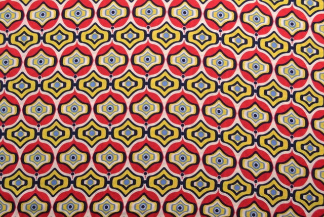 Viskose stof med rødt og gult geometrisk bue print – let fald & elegant mat glans, metervare til erhverv (billede 2 af 5)