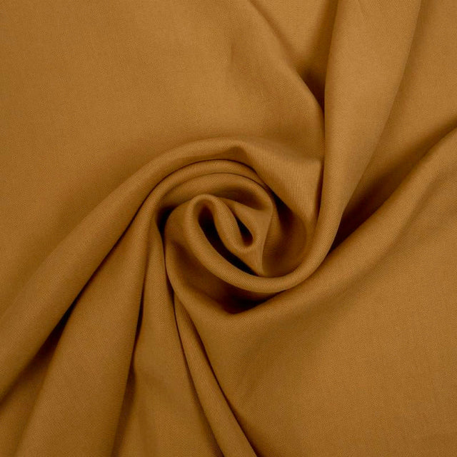 FLØDEKARAMEL TENCEL™ TWILL – BLØD, ÅNDBAR & SMIDIG DRAPERING