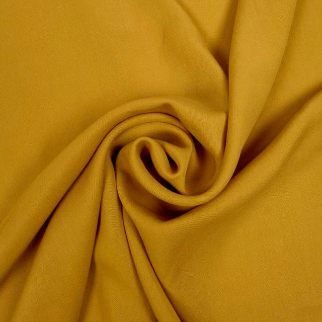 KARRYGUL TENCEL™ TWILL – BLØD, ÅNDBAR & SMIDIG DRAPERING
