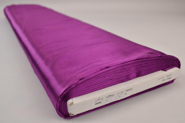 Cassis satin stof – let & glansfuldt, metervare til erhverv (billede 2 af 8)