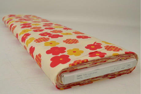 Hvid bomuldspoplin med retro blomsterprint – rød, orange & gul, metervare til erhverv (billede 2 af 3)