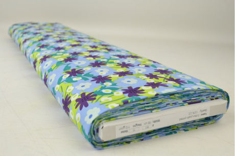 Lyseblå bomuldspoplin med blomsterprint – lilla & grøn, metervare til erhverv (billede 2 af 3)